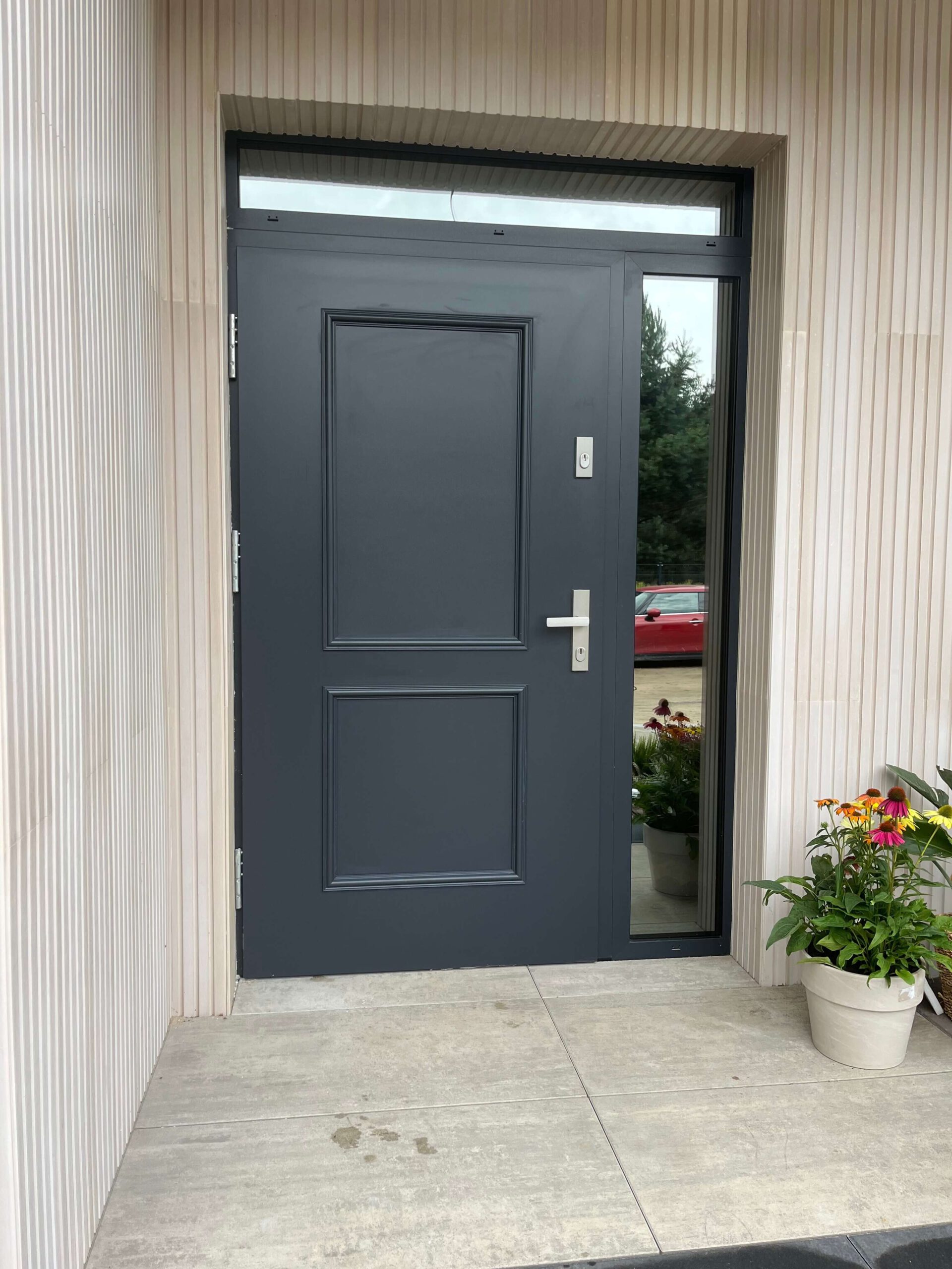 zamontowane drzwi w stylu klasycznym